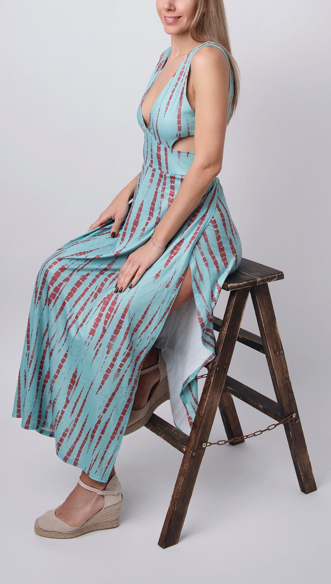 Chic cut-out maxi dress with flattering fit for women