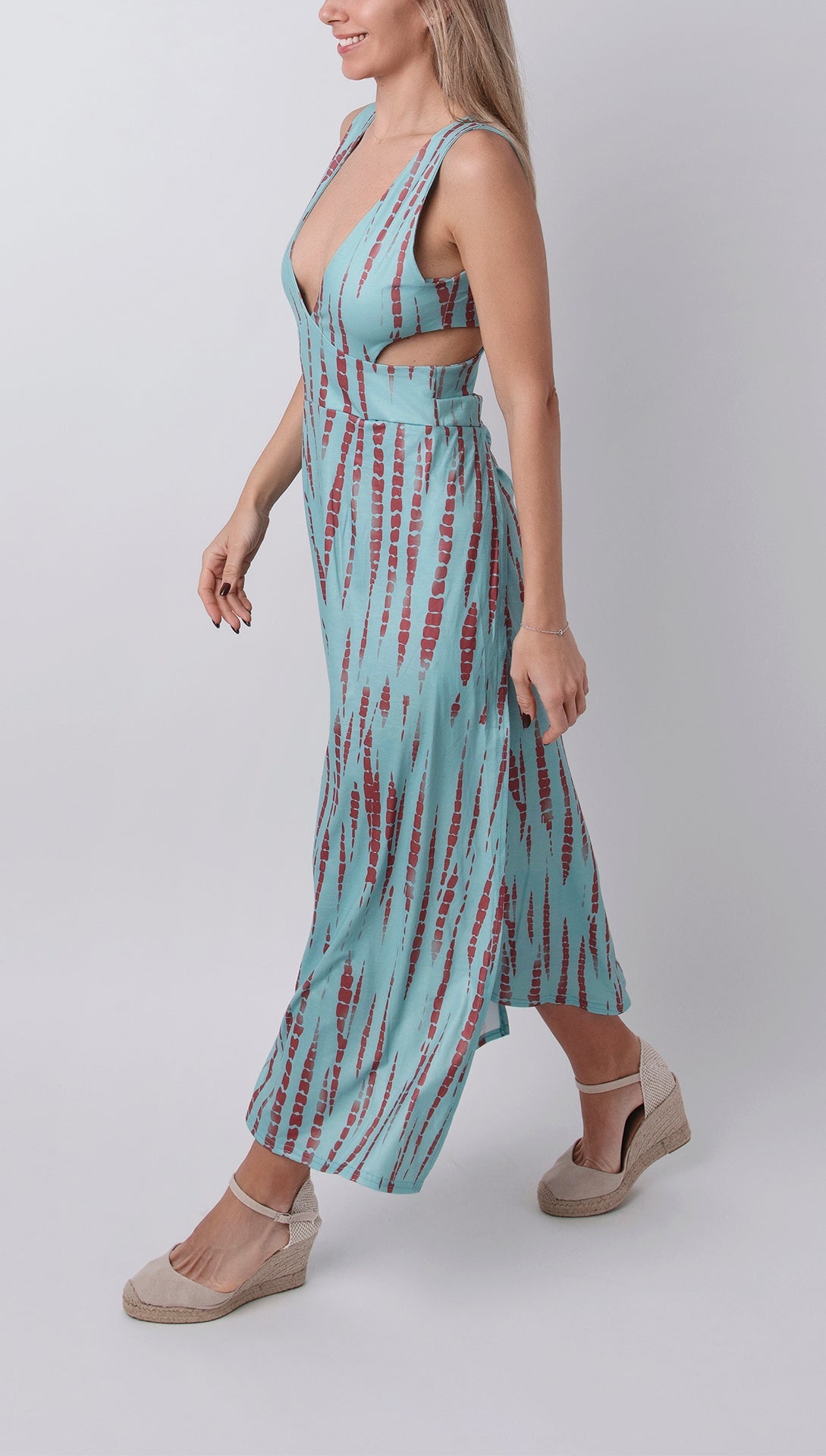 Chic cut-out maxi dress with flattering fit for women