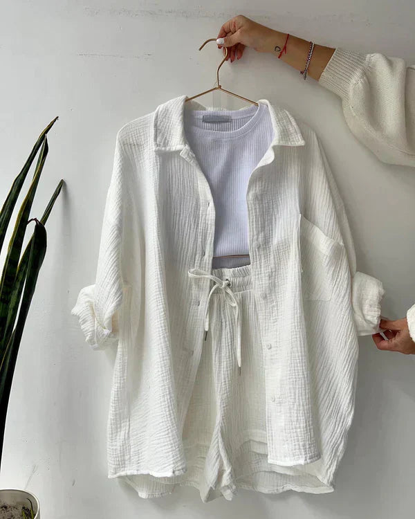Elegant white relaxed two-piece set with a shirt and shorts for women, ideal for a fresh and light outfit.