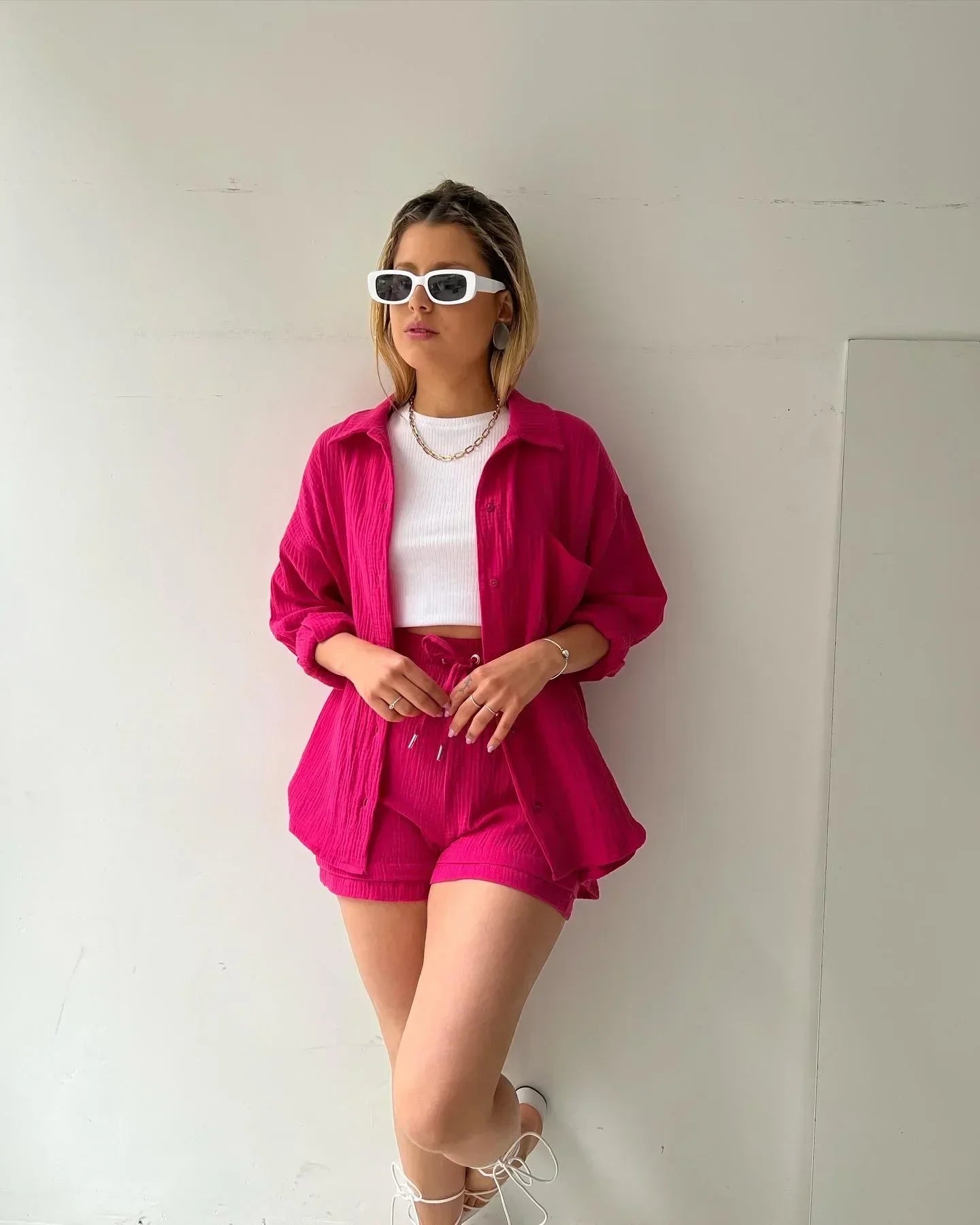 Relaxed two-piece set with shirt and shorts for women